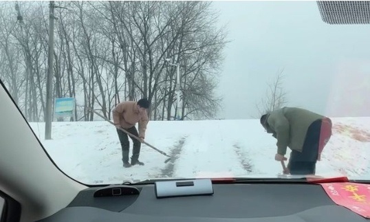 湖南、湖北等省遭暴雪侵襲，交通大受影響。微博