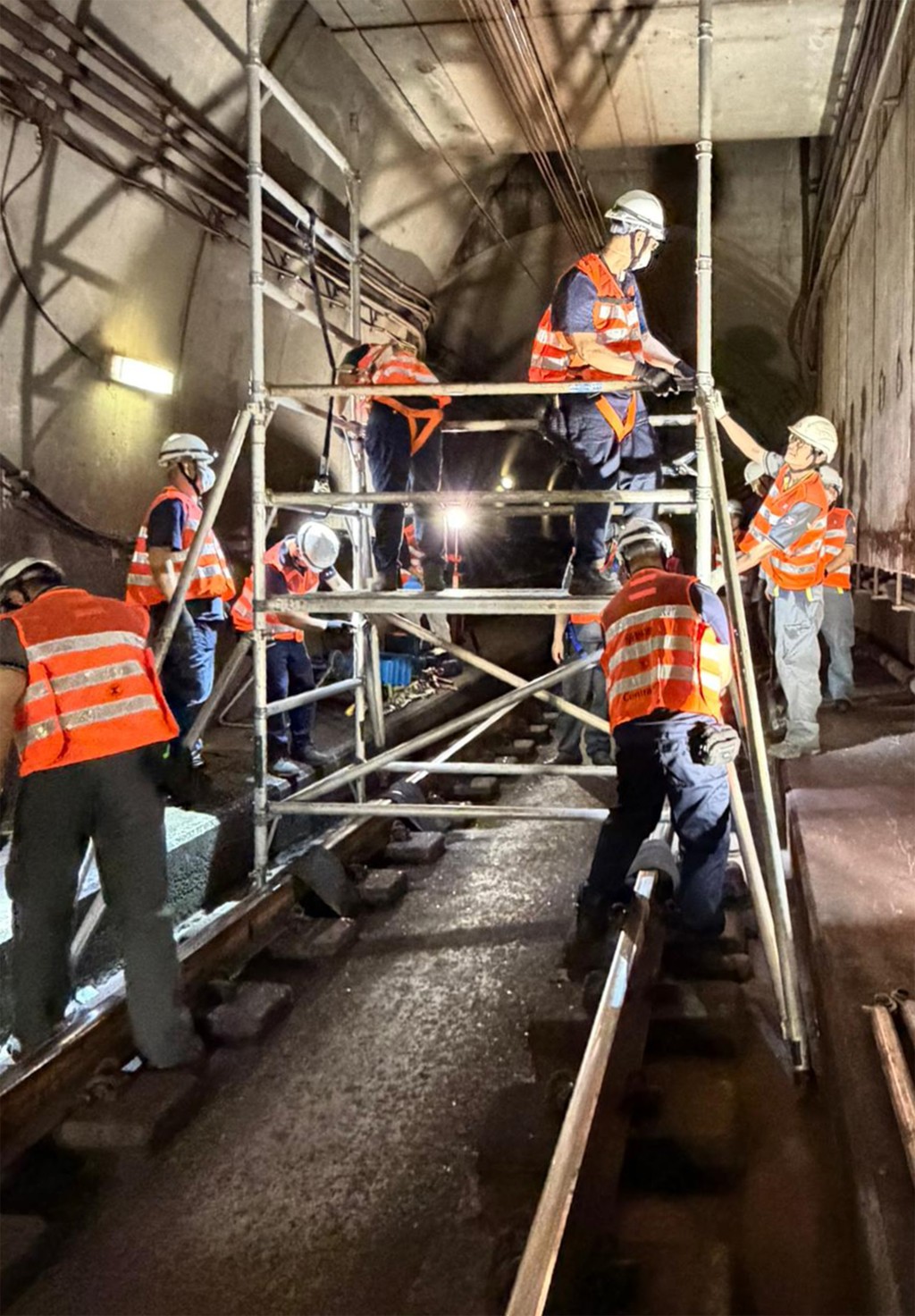 港鐵啟動與「社區聯合應變組」的協調機制，並於車站外設立「社區聯合應變組資訊站」，港鐵職員及關愛隊人員向「受影響乘客」提供協助。演習亦涵蓋修復工作及應變措施。