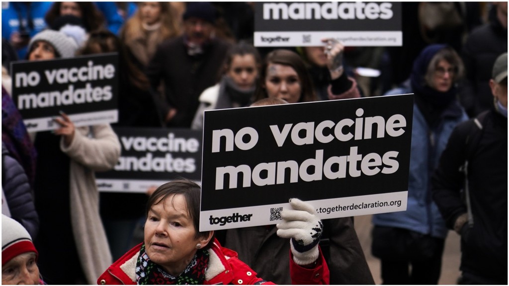 倫敦大批民眾上街反對疫苗通行證。AP