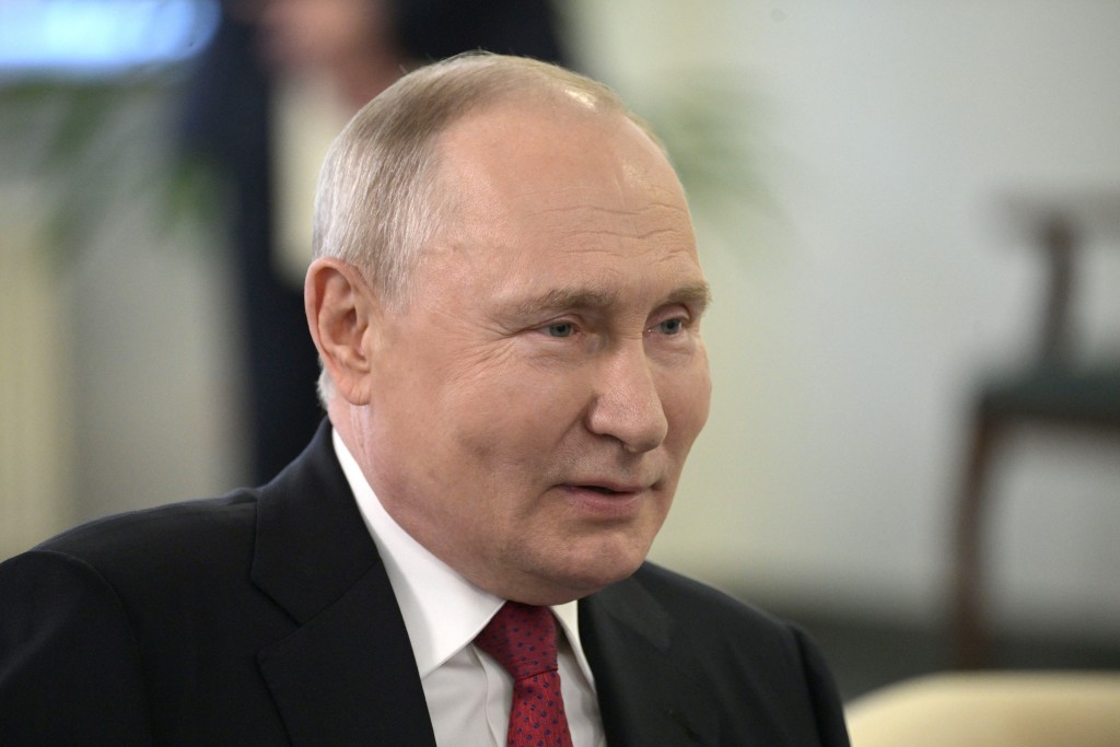 俄羅斯總統普京於周一（12日）的俄國慶日，在克里姆林宮頒授獎章，他致詞時指俄羅斯面對艱難時刻。  路透社圖片