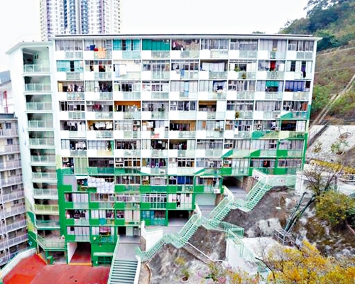 ■樓齡逾五十年的西環邨計畫重建。