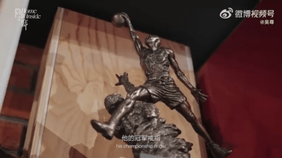 其中包括「篮球之神」米高佐敦（Michael Jordan）。（网上影片截图）