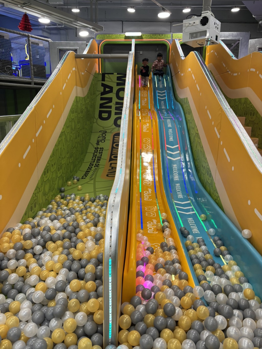 兩款超長滑梯任玩，一款是高斜度魔鬼滑梯，另一款設有高低坡度，同樣刺激好玩。（圖片來源：《親子王》）