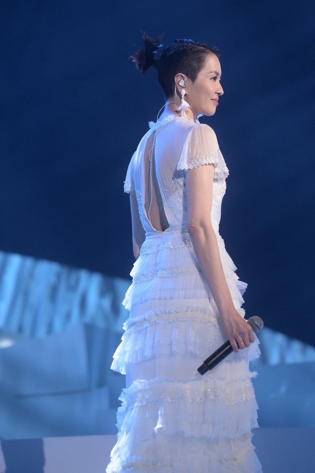 穿上台灣本地設計師設計的全新白色長裙，