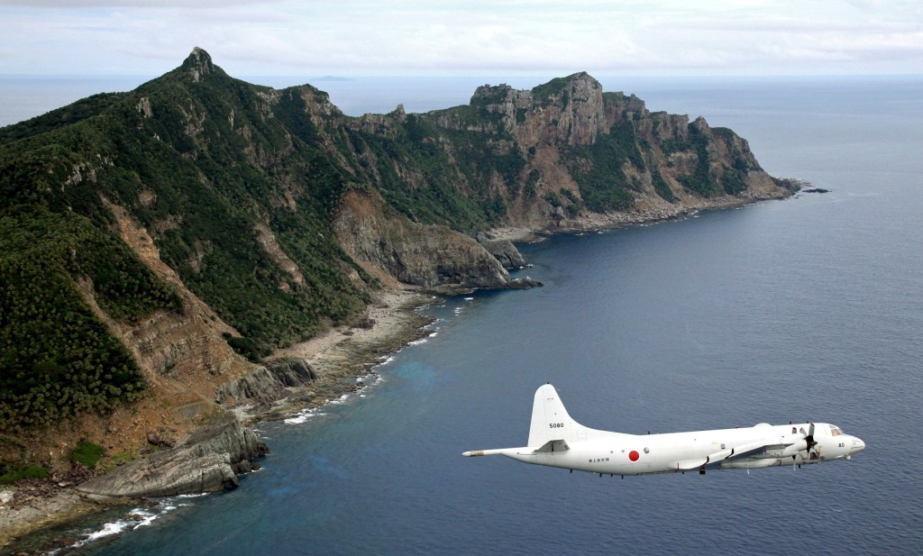 一架日本海上自衛隊的偵察機飛越釣魚島。（美聯社）