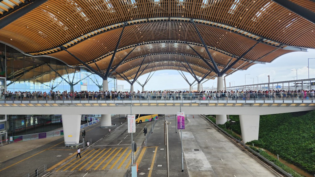 离境乘搭金巴的人流从离境大堂排至金巴站。