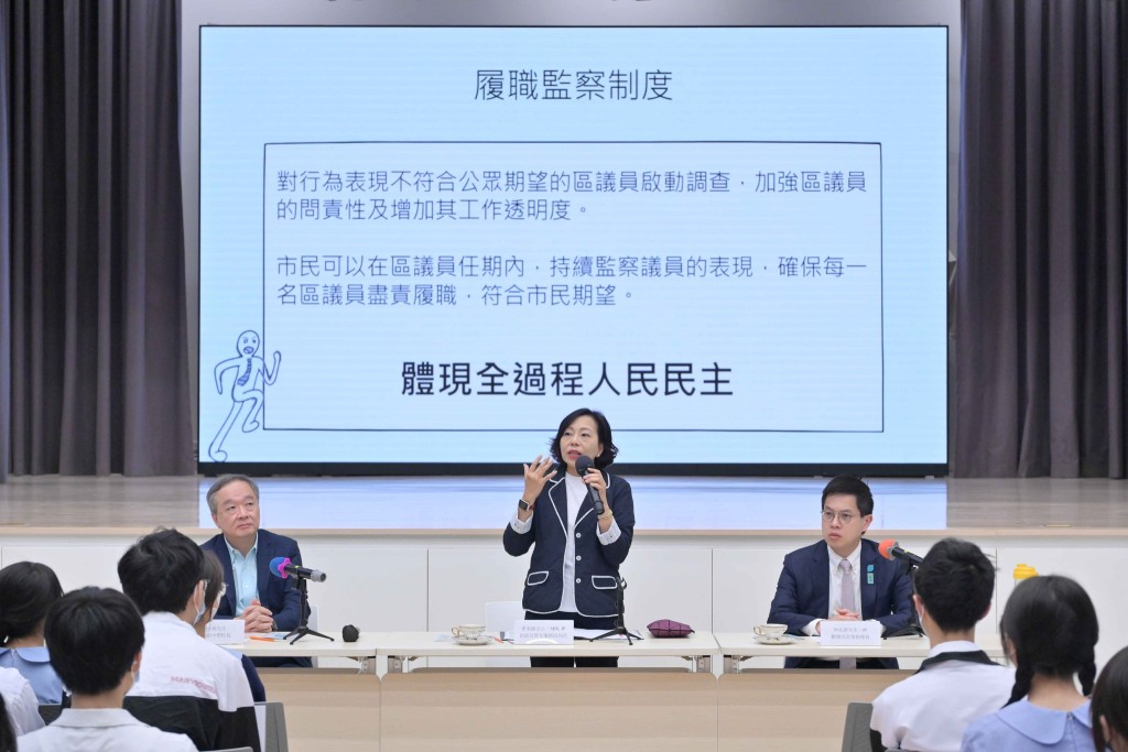 民政及青年事务局局长麦美娟今日到访玛利诺中学，为学生解说区议会改革方案，她鼓励同学们积极参与社会服务。民青局Facebook