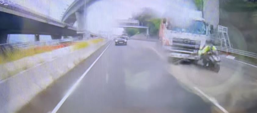 貨櫃車衝前撞向綿羊仔。轉載fb車cam L（香港群組）