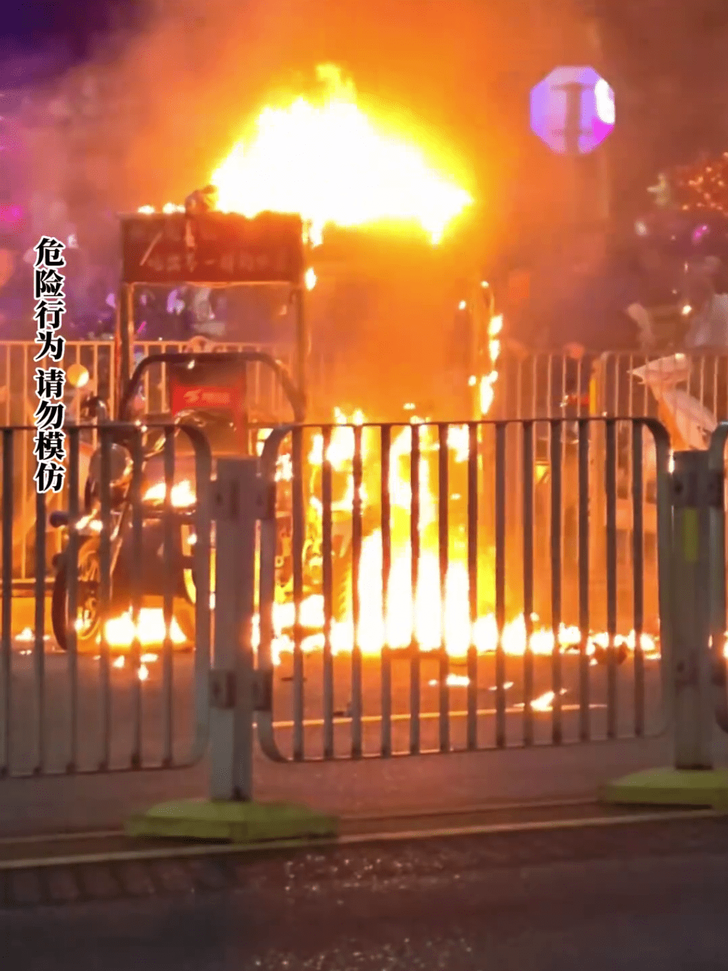 深圳醉漢除夕夜點燃路邊商販大串氣球，商販的三輪車也燒毀。