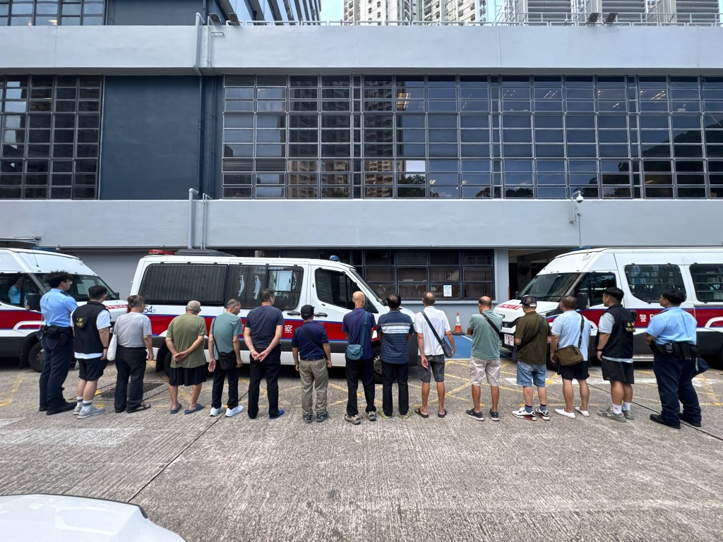 警方拘捕11名男子，年齡介乎65歲至80歲。警方提供