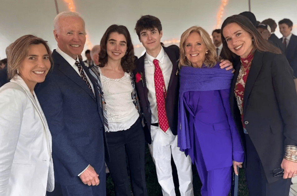拜登與家人合影。IG@ashleyblazerbiden 拜登與家人合影。IG@ashleyblazerbiden