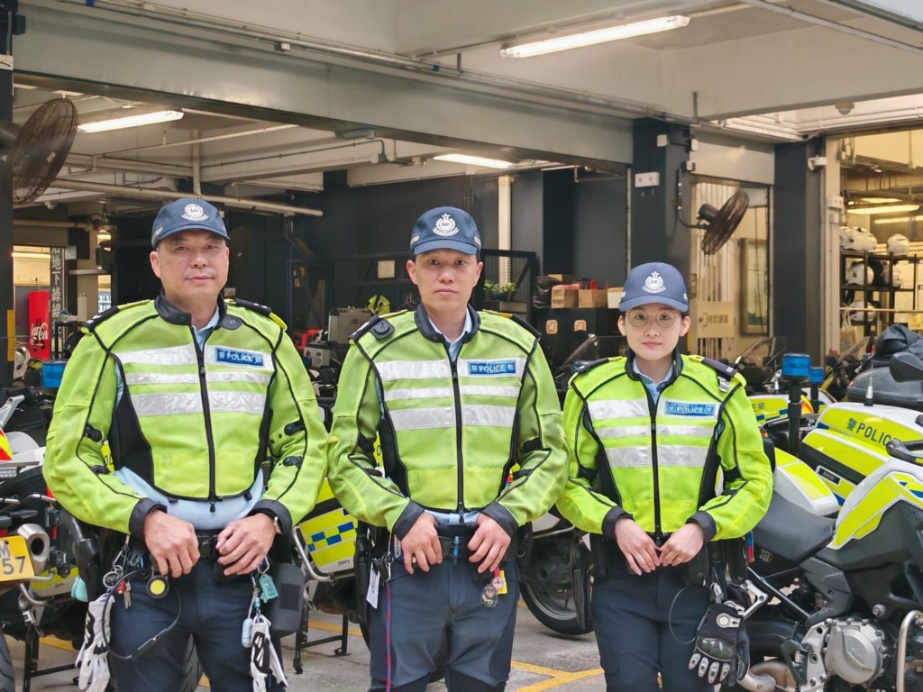 高級警員蘇偉民、警長謝簡晉及警員麥詠芯(左至右)早前在中環及灣仔繞道拯救意外闖入的唐狗,將牠安全送交主人,行動被受讚賞。 高級警員蘇偉民、警長謝簡晉及警員麥詠芯(左至右)早前在中環及灣仔繞道拯救意外闖入的唐狗,將牠安全送交主人,行動被受讚賞。