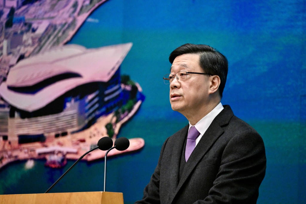 李家超今早在行會前見傳媒時，重申特區政府對事件表示強烈不滿。蘇正謙攝