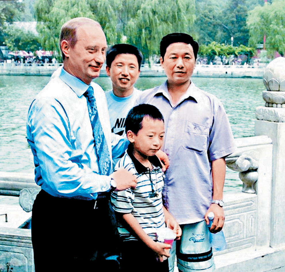 普京2000年到訪北京，與12歲的彭湃（前排中）合照。