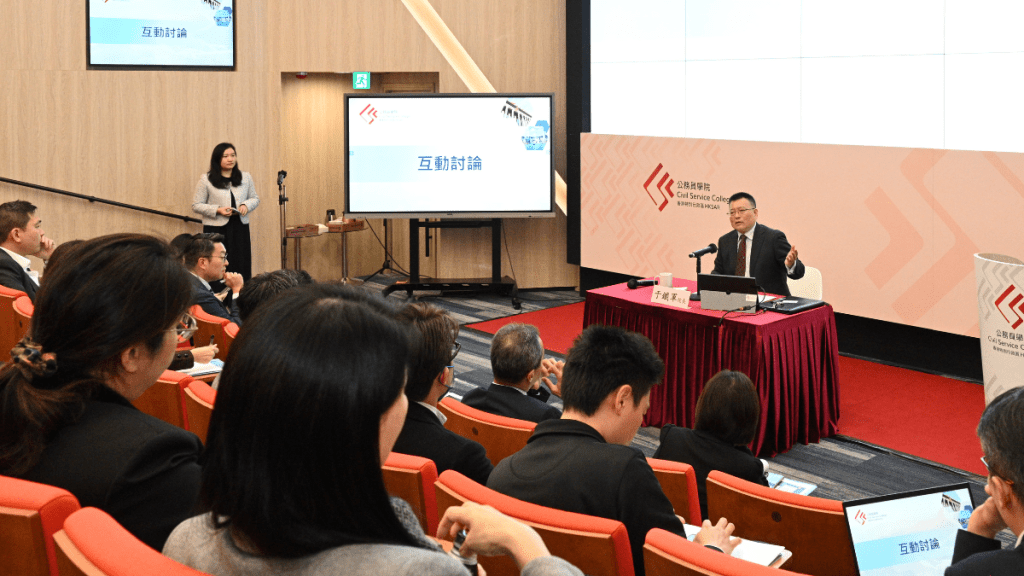 公務員學院舉行以「國際戰略與國防政策」為題的講座,由北京大學國際戰略研究院院長于鐵軍主講。
