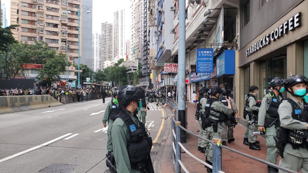 Starbucks玻璃被人砸毀。