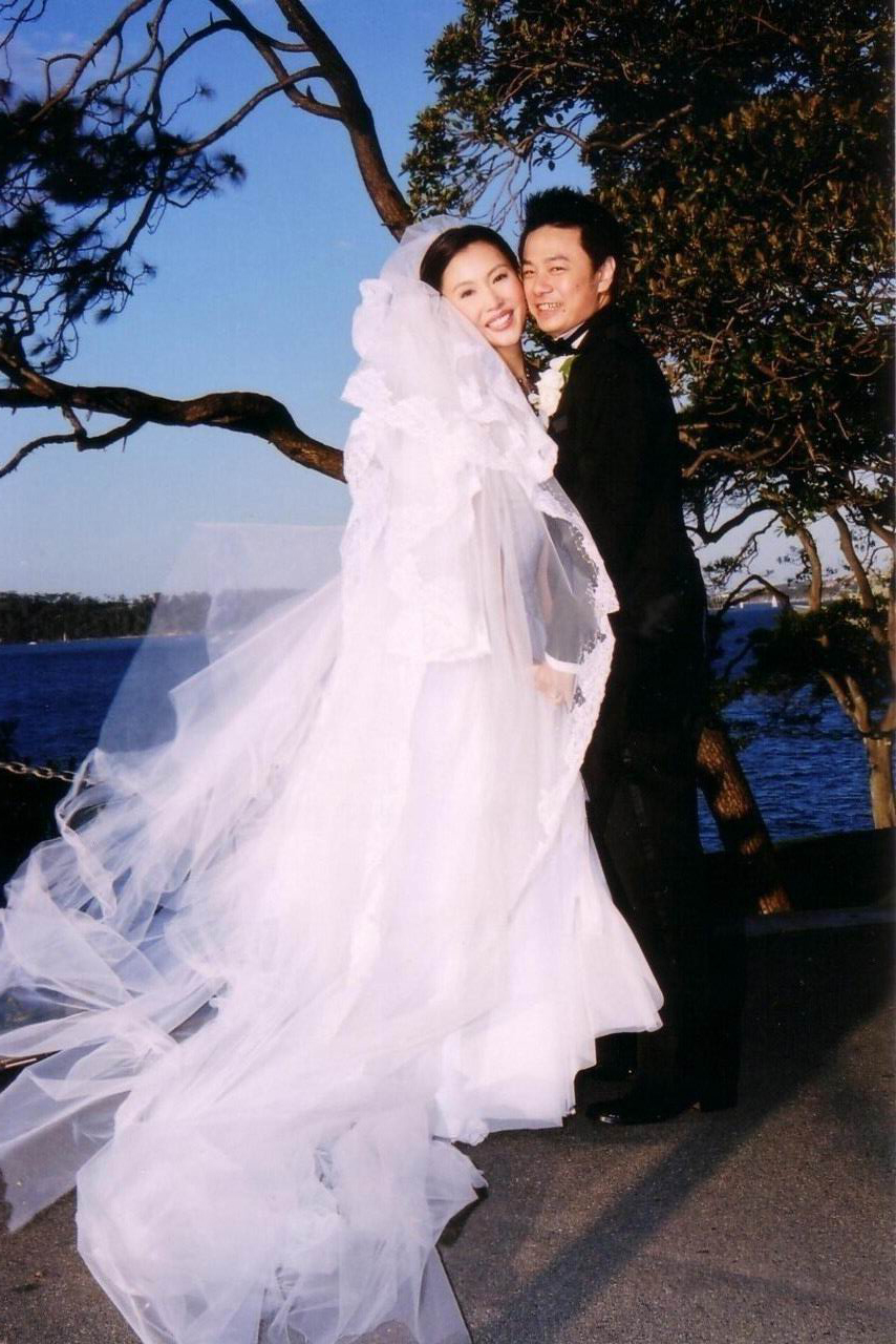2004年与金融才俊方时俊（Steven）结婚。