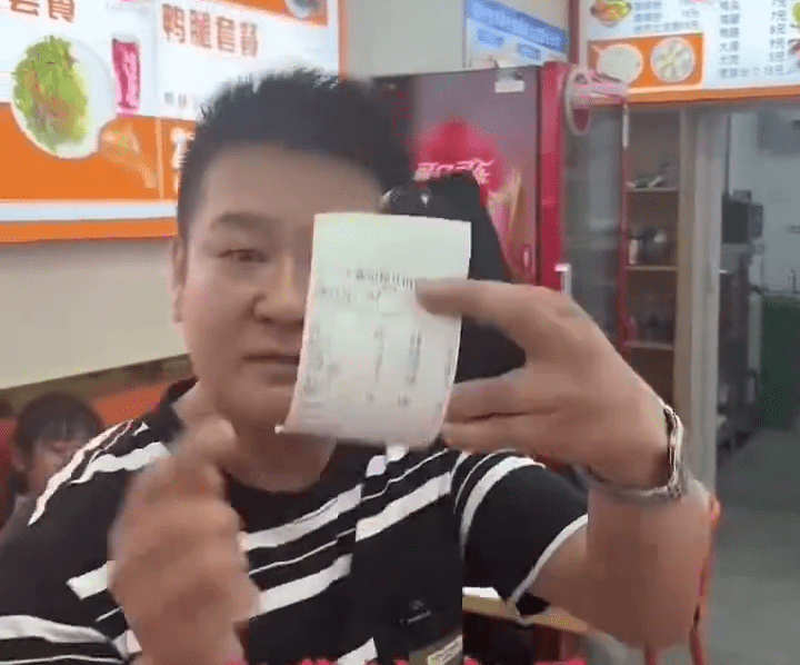 女帶4孩點一碗麵，麵店老闆展示收據。