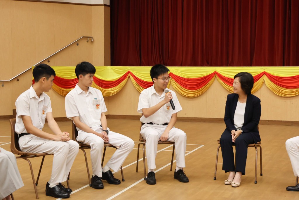 蔡若蓮與皇仁書院同學交流。蔡若蓮 Facebook圖片 蔡若蓮與皇仁書院同學交流。蔡若蓮 Facebook圖片