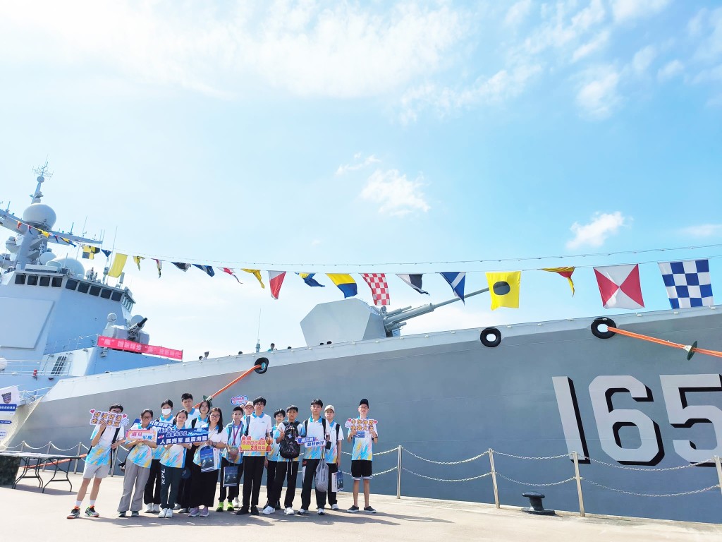 近距離觀察海軍的專業素養,令隊員為國家的輝煌發展感到自豪。懲教署FB圖片 近距離觀察海軍的專業素養,令隊員為國家的輝煌發展感到自豪。懲教署FB圖片