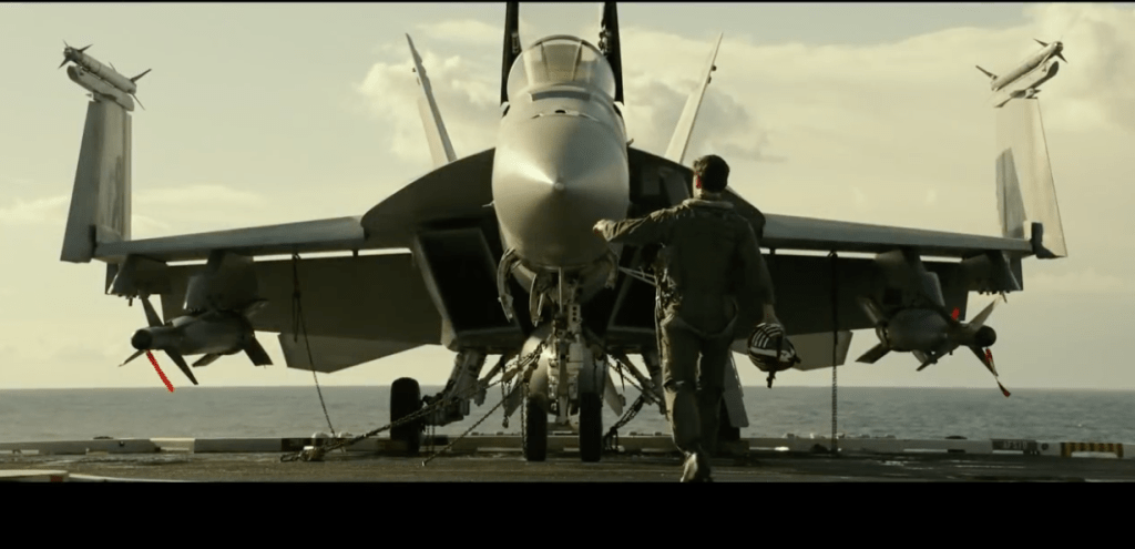 湯告魯斯近年重拍《壯志凌雲》，在戲中同樣駕駛戰機。電影截圖