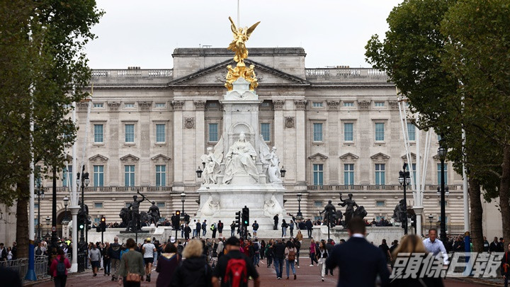 仪式后英皇及王室成员会在白金汉宫露台向群众致意。路透社