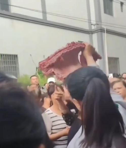 家長圍堵校門外，追究飯堂疑使用劣質豬肉。抖音＠福海揚帆