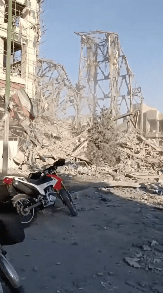 現場流傳的圖片顯示，該建築物在爆炸後嚴重坍塌，淪為一片瓦礫。X/omiddana19