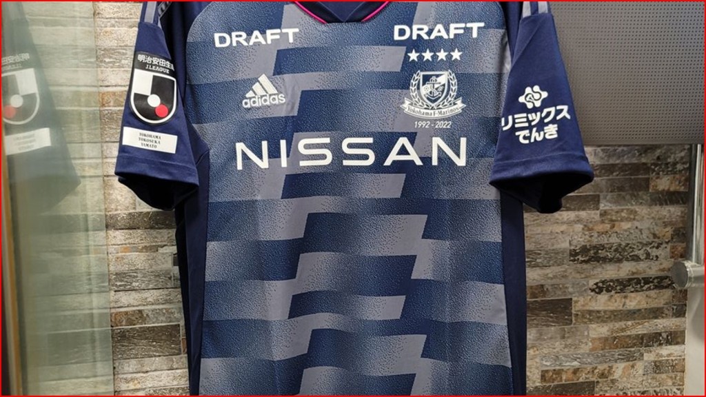 横滨水手为庆祝成立三十周年，推出海军蓝特别版波衫。 