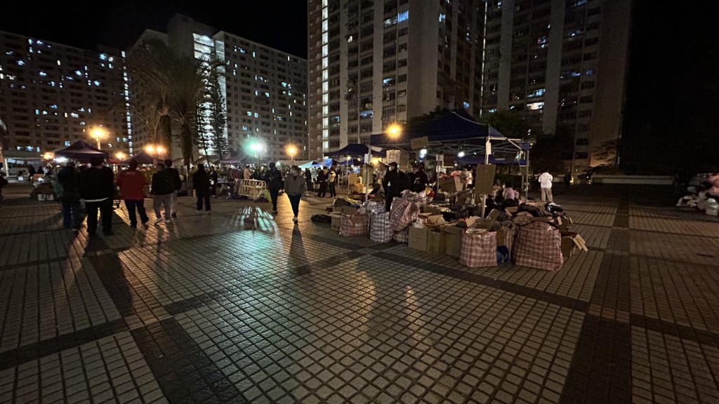 在大埔廣福邨平台,收集了大量市民送來的物資。蔡楚輝攝 在大埔廣福邨平台,收集了大量市民送來的物資。蔡楚輝攝