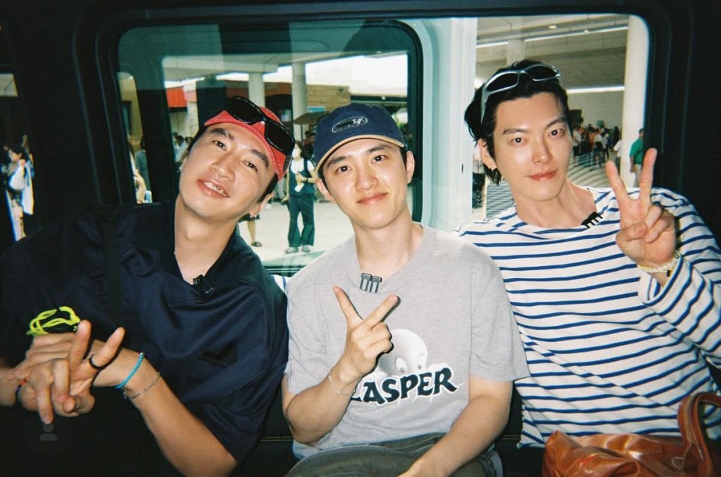 金宇彬（右）與李光洙及D.O的新節目《豆豆笑笑》正在熱播。