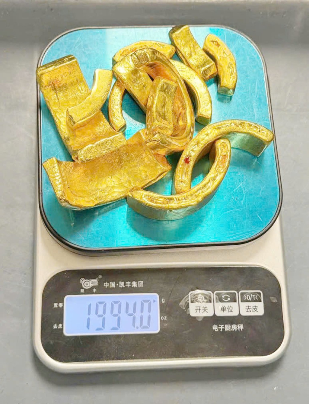 查獲黃金接近2公斤。 vietnamnet / 越南海關 查獲黃金接近2公斤。 vietnamnet / 越南海關