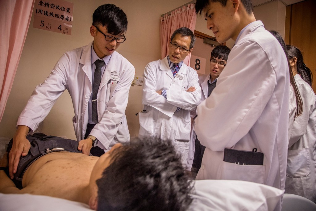 虽然现时可在门诊诊症的时间不多，刘泽星认为在大学培训未来医生，同样是为病人贡献。 资料图片