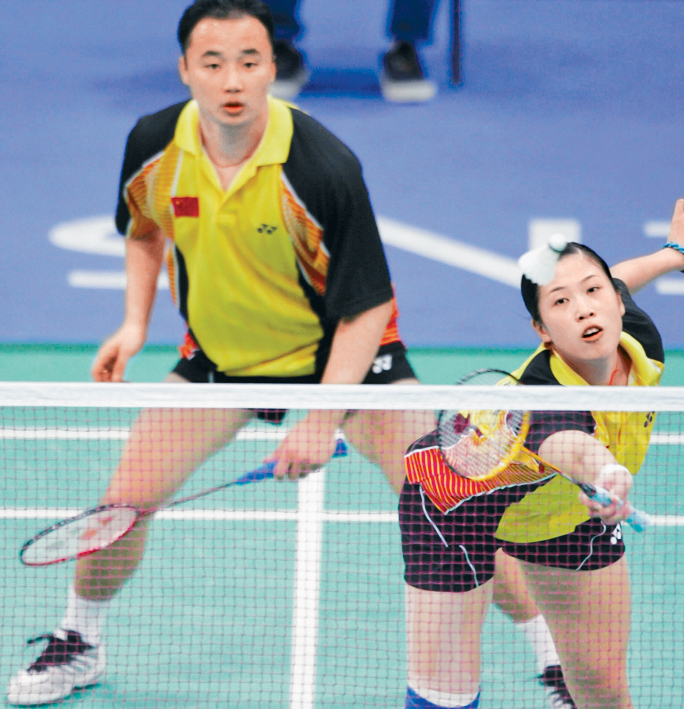 張軍與高崚搭檔，在2004年雅典奧運成功衛冕羽毛球混雙金牌。