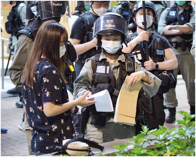 警方遂4男2女(年齡介乎14歲至17歲)發出定額罰款通知書。