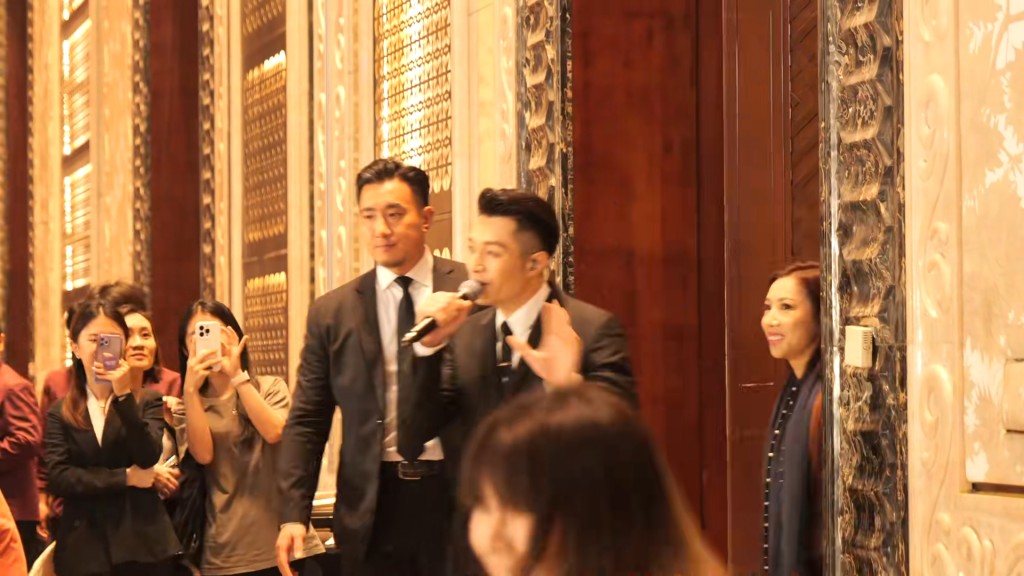 近日周柏豪现身深圳一高档酒店为婚礼担任表演嘉宾。
