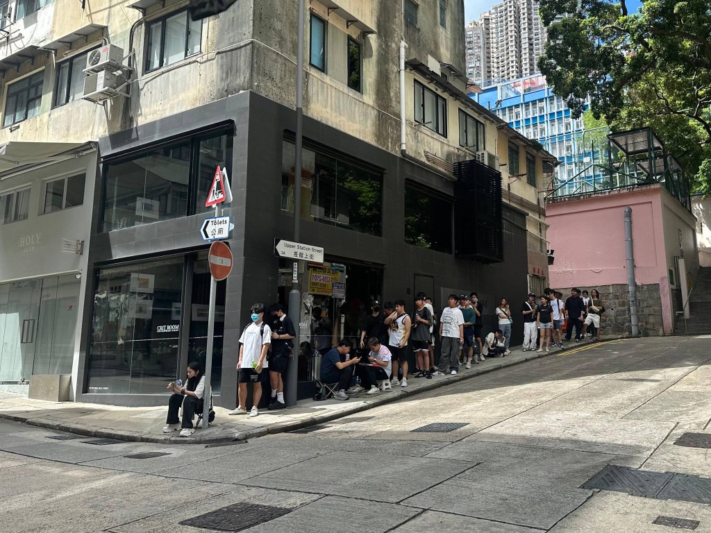 韓國女團LE SSERAFIM香港期間限定店，門外有大批Fans排隊等候開門（圖片來源：全港排隊人龍關注組@Facebook）