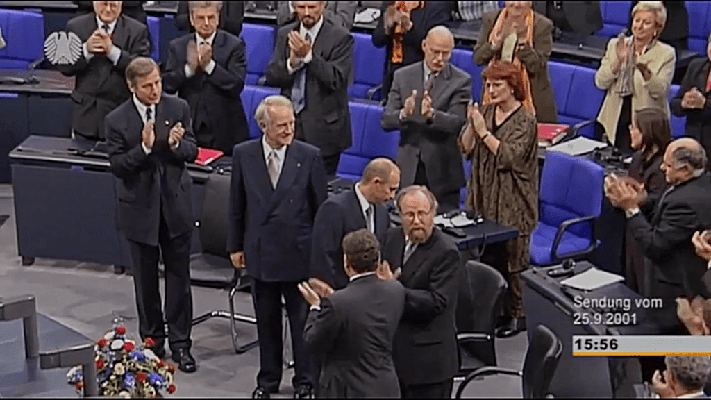 2001年,普京以俄羅斯總統在德國聯邦議院用德文發言,掌聲雷動。 Deutscher Bundestag@YouTube 2001年,普京以俄羅斯總統在德國聯邦議院用德文發言,掌聲雷動。 Deutscher Bundestag@YouTube