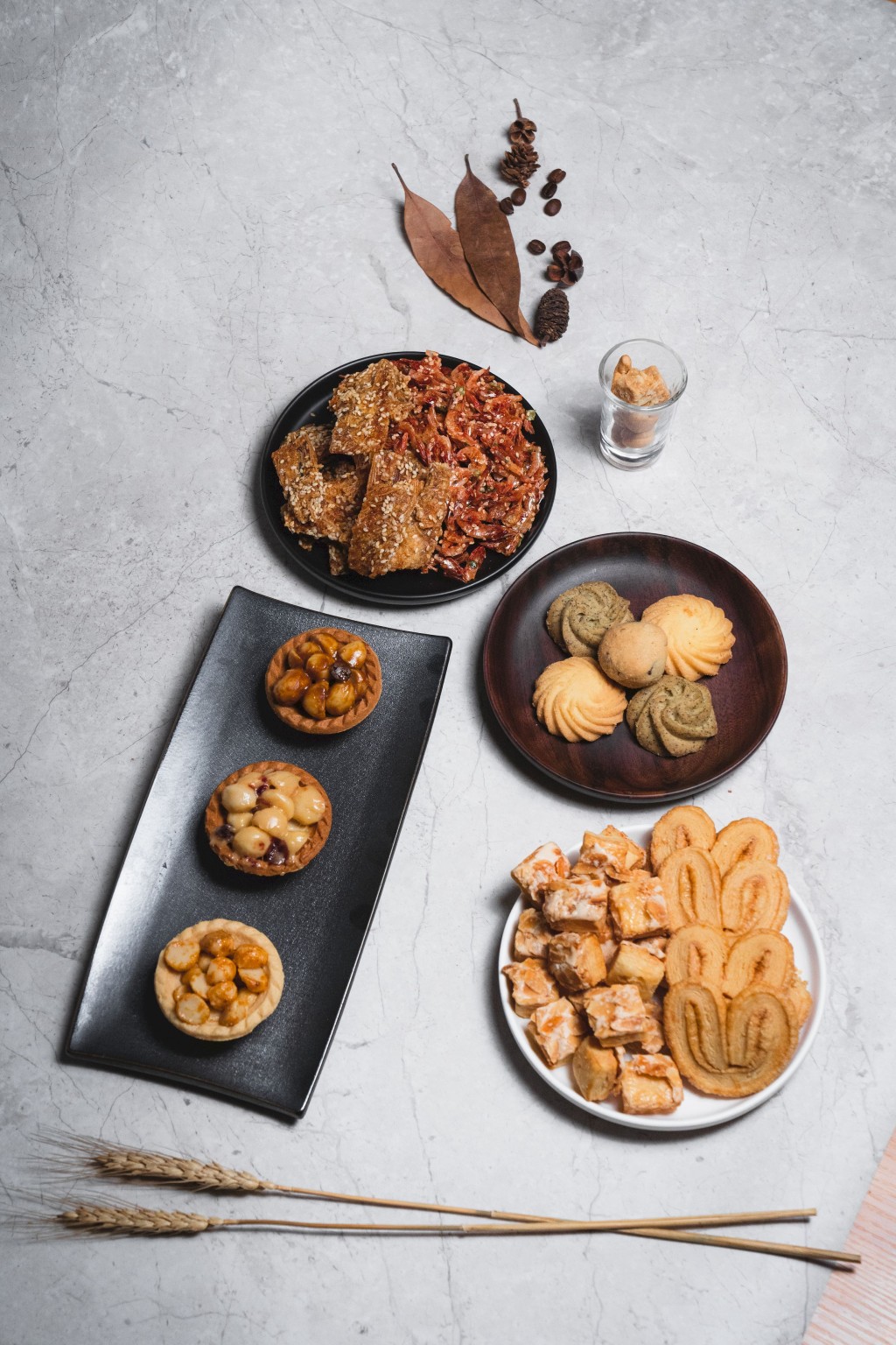 尝琉珍与Youtuber点Cook Guide马田合作推出手工制作茶点套装，一盒有齐6款美食，只售$588。 