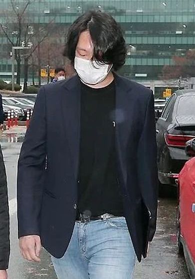 留了長髮的金力燦,發福不少。