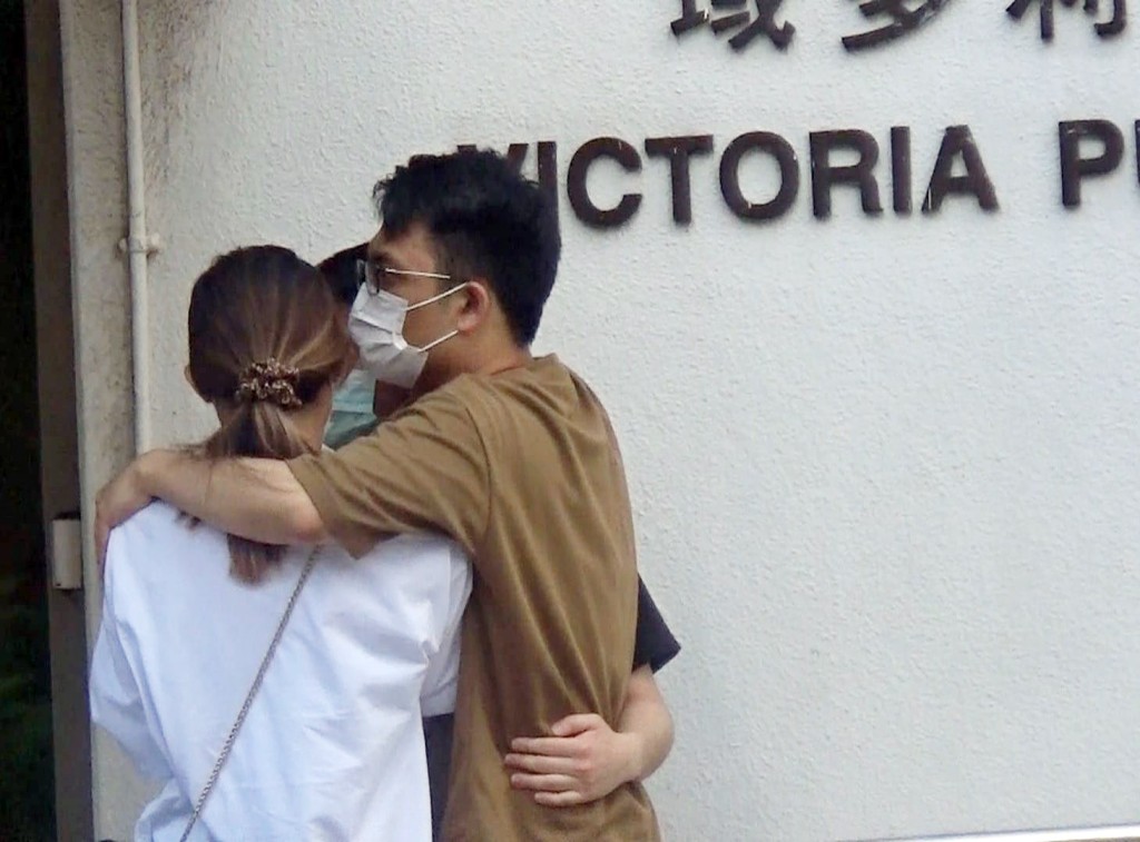 女死者的家屬到殮房進行認屍手續。