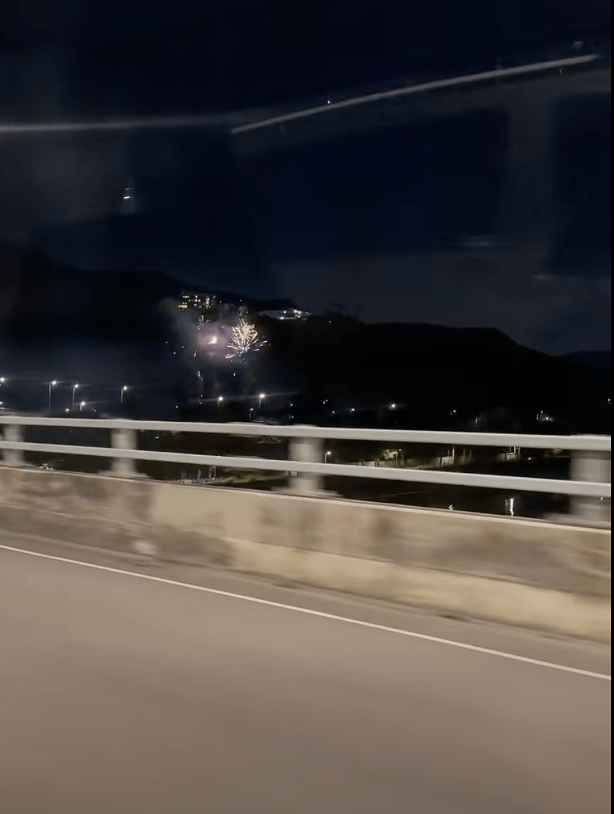 昨晚約11時網上流傳一段長約6秒的影片,公路旁的夜空突然有十多響煙花接連綻放,紅、黃光點在漆黑夜空散開,格外耀眼。FB@「大埔 TAI PO」 昨晚約11時網上流傳一段長約6秒的影片,公路旁的夜空突然有十多響煙花接連綻放,紅、黃光點在漆黑夜空散開,格外耀眼。FB@「大埔 TAI PO」