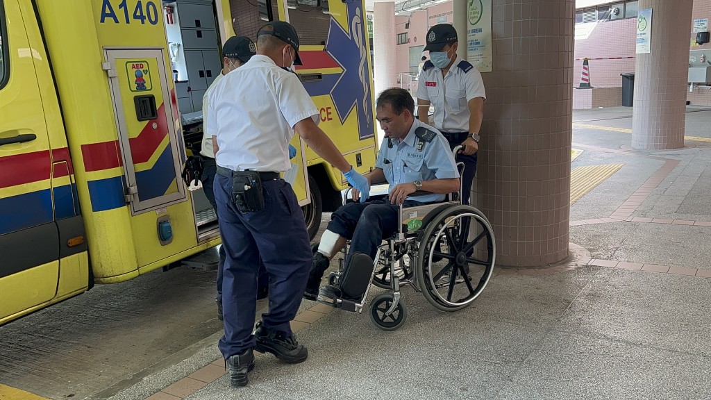 警员脚部受伤由救护车送院。蔡楚辉摄
