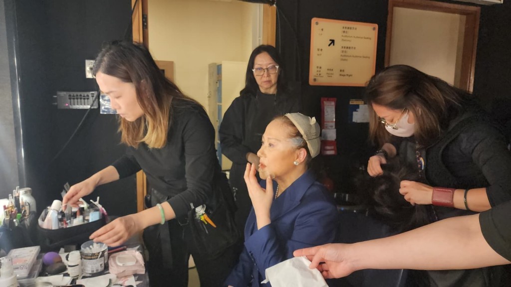 六月江欣燕在西九將二度演出街市早苗 ，圖為三位化妝師六手同為她化妝，門票四月預售。 