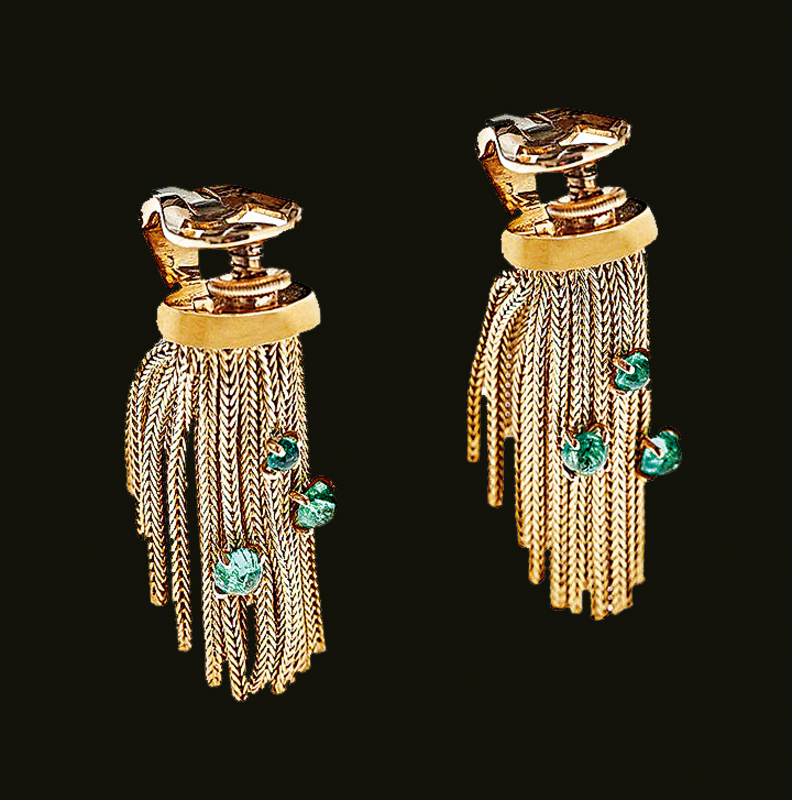 「Fringe」流穗珠寶套裝，夾式耳環以黃金鑲嵌蛋面切割祖母綠及鑽石，約1950年出品。（Torroni SA藏品）