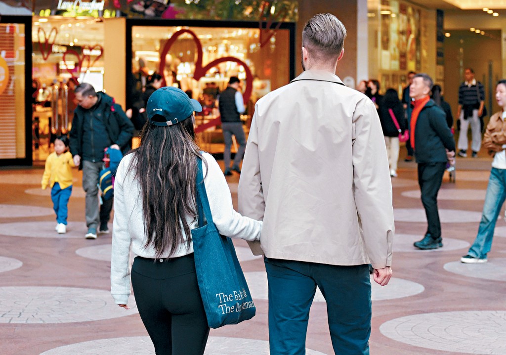 年，交友應用程式攻港成為主流，坊間出現不同交友活動，改變年輕一代的戀愛價值觀。