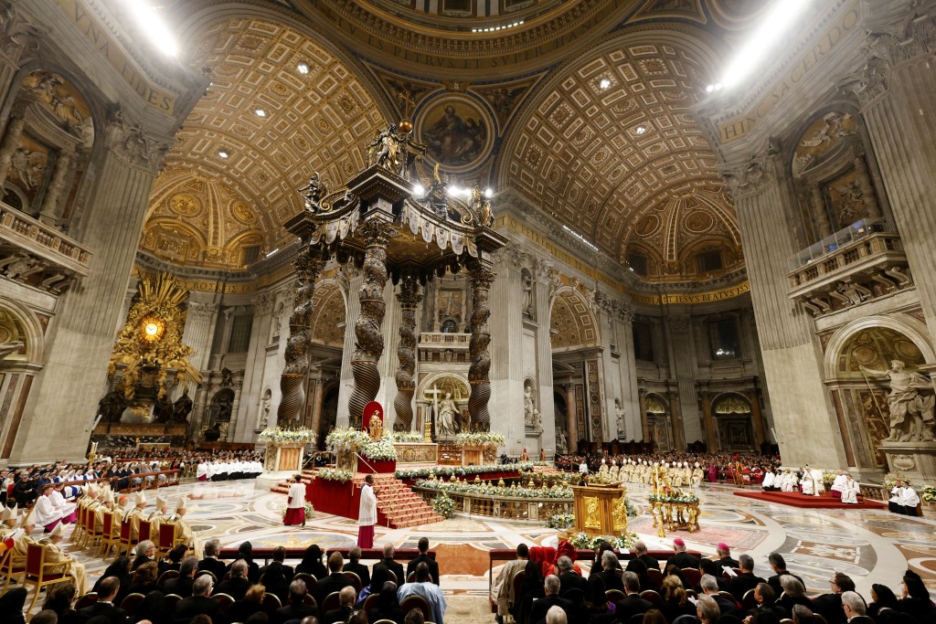 教宗在梵蒂岡聖伯多祿大教堂主持子夜彌撒，揭開聖誕慶典序幕。路透社