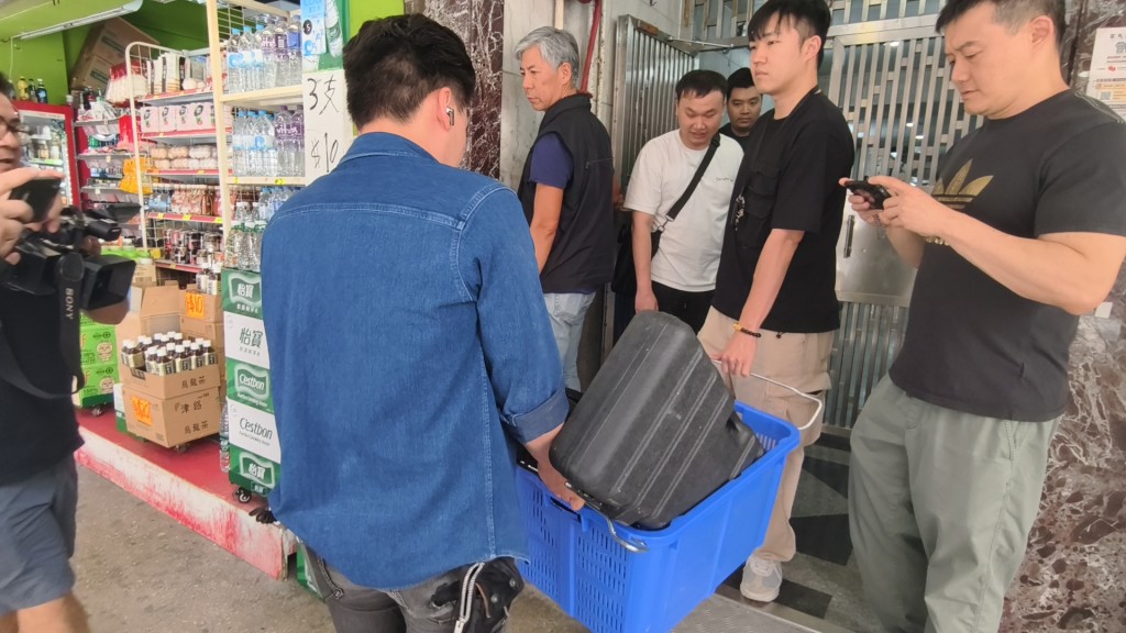 警方在單位內檢走大批BB彈槍、BB彈及BB彈殼等。 警方在單位內檢走大批BB彈槍、BB彈及BB彈殼等。