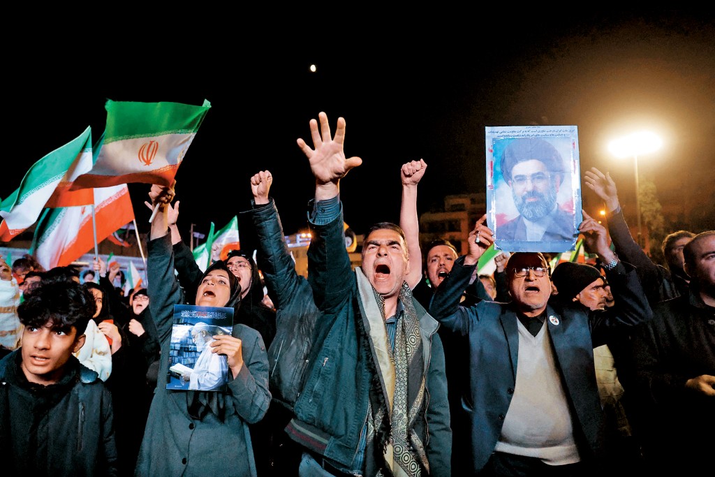美伊宣布停火後，伊朗民眾聚集德黑蘭的廣場，高舉最高領袖穆傑塔巴的肖像高呼口號。 