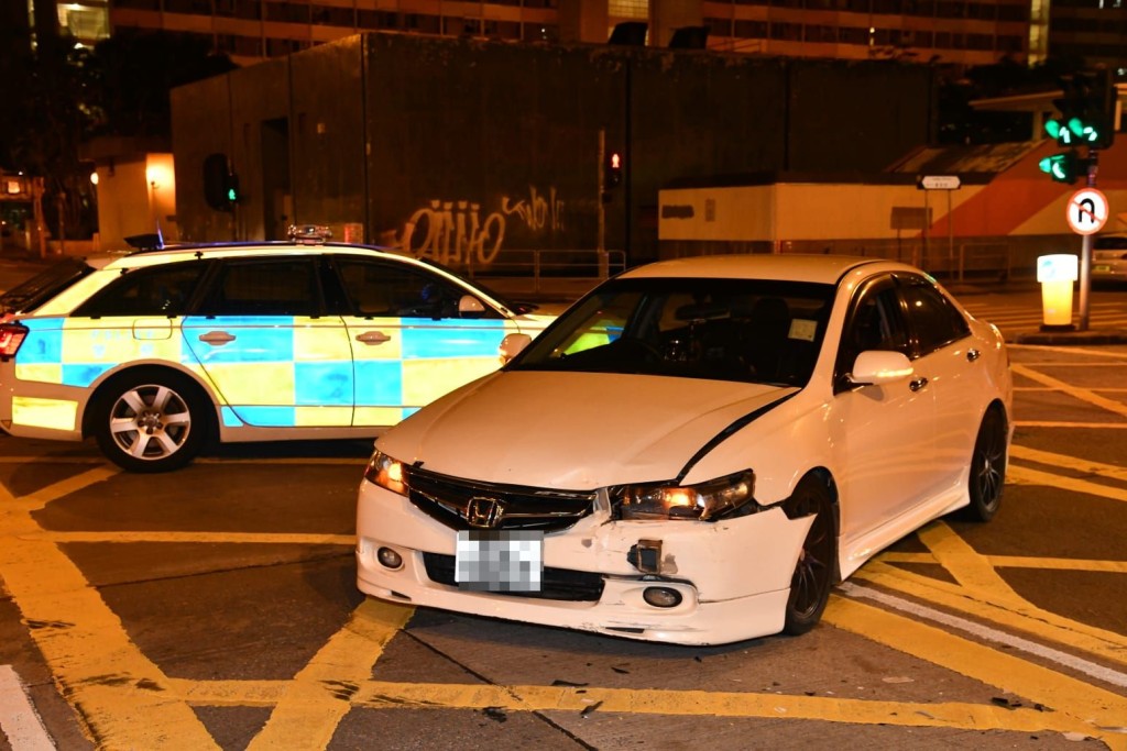 私家車車頭亦輕微撞毀。丁志雄攝